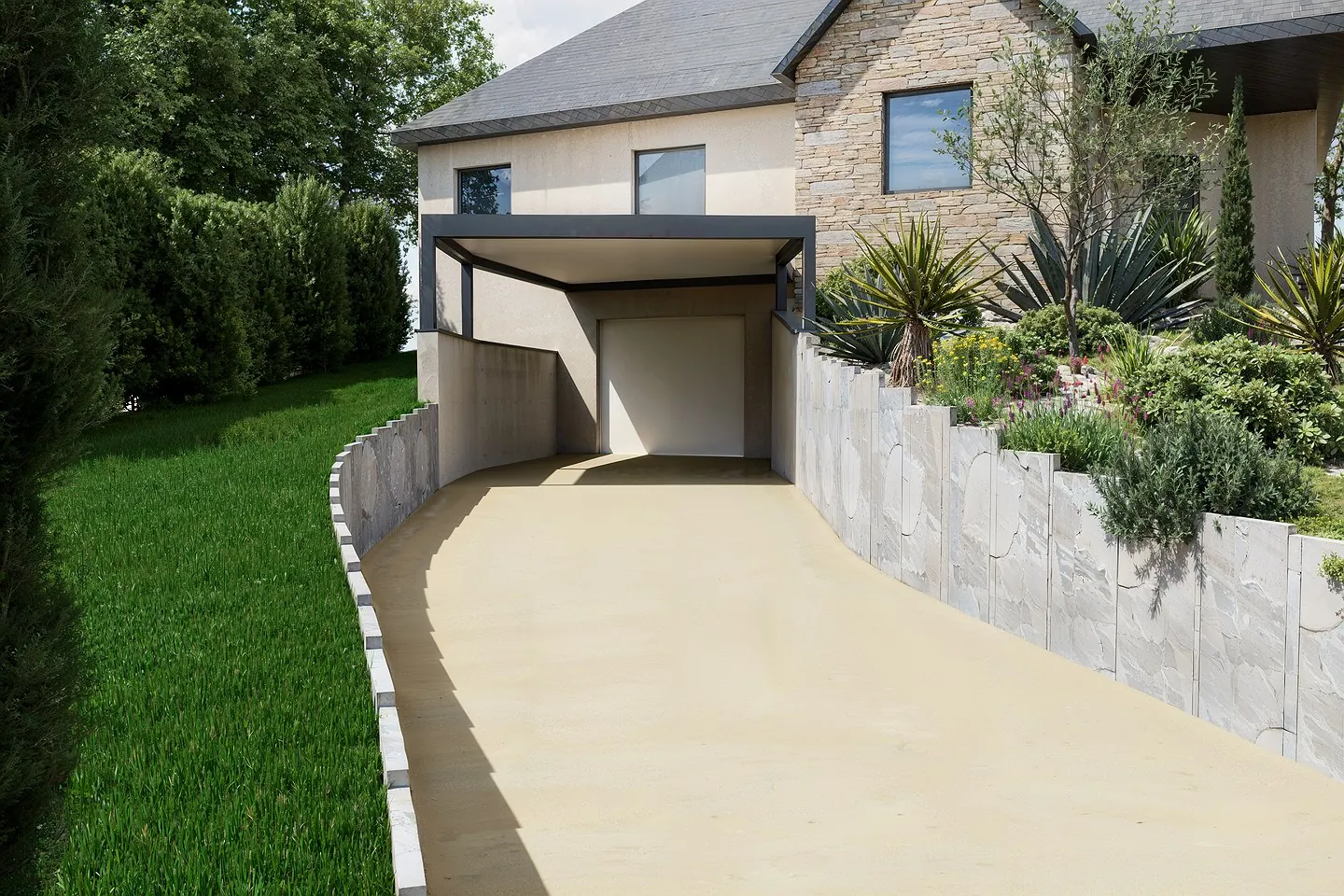 L'allée en béton bouchardé beige jusqu'au carport anthracite, bordée de palis de grès